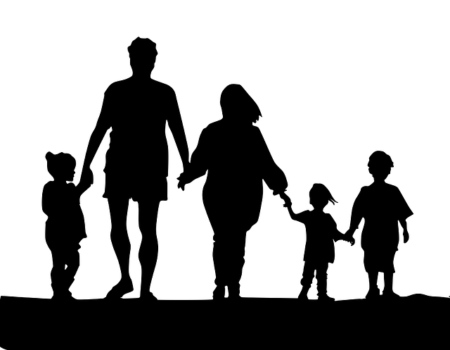 As 15 atitudes que as crianças esperam dos pais! família caminhando unida